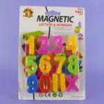 Letras y números magnéticos didácticos en empaque de blíster, con piezas de plástico en tonos amarillo, rosa, verde, azul y rojo.