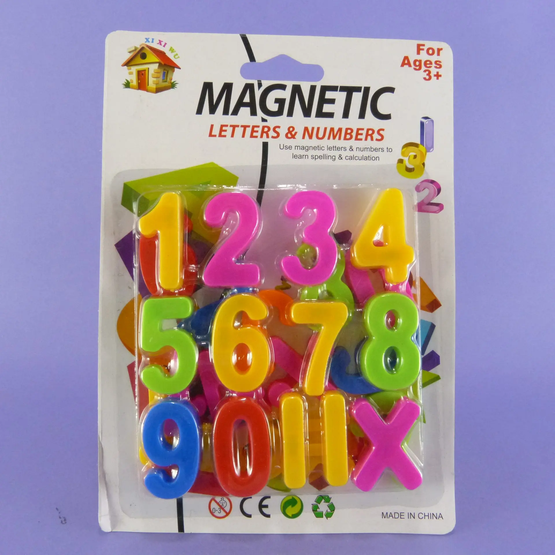 Letras y números magnéticos didácticos en empaque de blíster, con piezas de plástico en tonos amarillo, rosa, verde, azul y rojo.