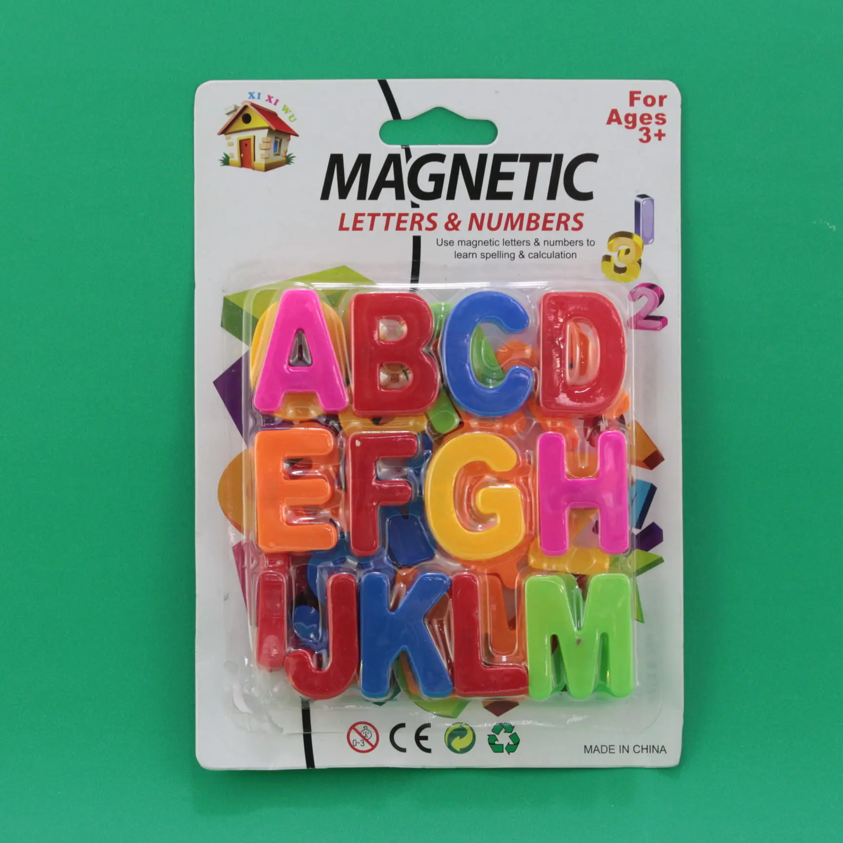 Empaque con letras imantadas plásticas de colores variados dispuestas en tres filas, mostrando desde la A hasta la M sobre fondo verde.