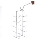 Choricera jumbo de metal plateado con 5 niveles y ganchos horizontales, suspendida de una varilla con mango de madera para asador de barril.