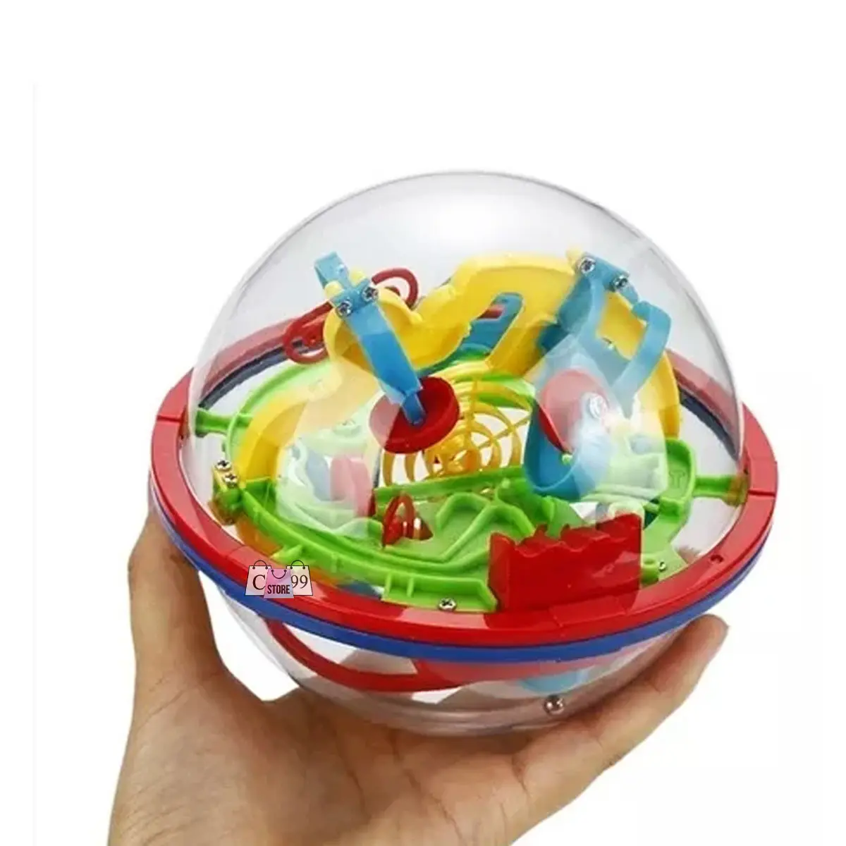 Bola laberinto 3D esférica con estructura interna de colores, niveles numerados y carcasa transparente sostenida en una mano para mostrar su tamaño.