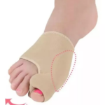 Corrector de juanetes de tela beige sobre un pie, con marcas de alivio de presión lateral y flechas que indican movimiento de los dedos.