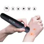 Dispositivo negro con calor infrarrojo para aliviar picaduras aplicado sobre la piel de la mano.