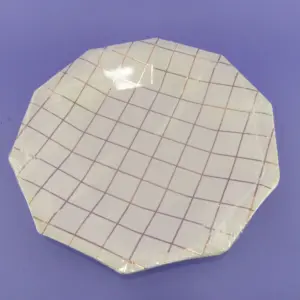 Plato decagonal blanco y oro rosa de 23 cm - Decora tus fiestas con estilo moderno y elegante