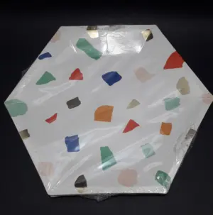 Plato hexagonal desechable con manchas para fiestas - Decora tus celebraciones con estilo y practicidad