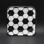 Plato desechable cuadrado de cartón con diseño estampado de balón de fútbol en blanco y negro, ideal para fiestas infantiles.