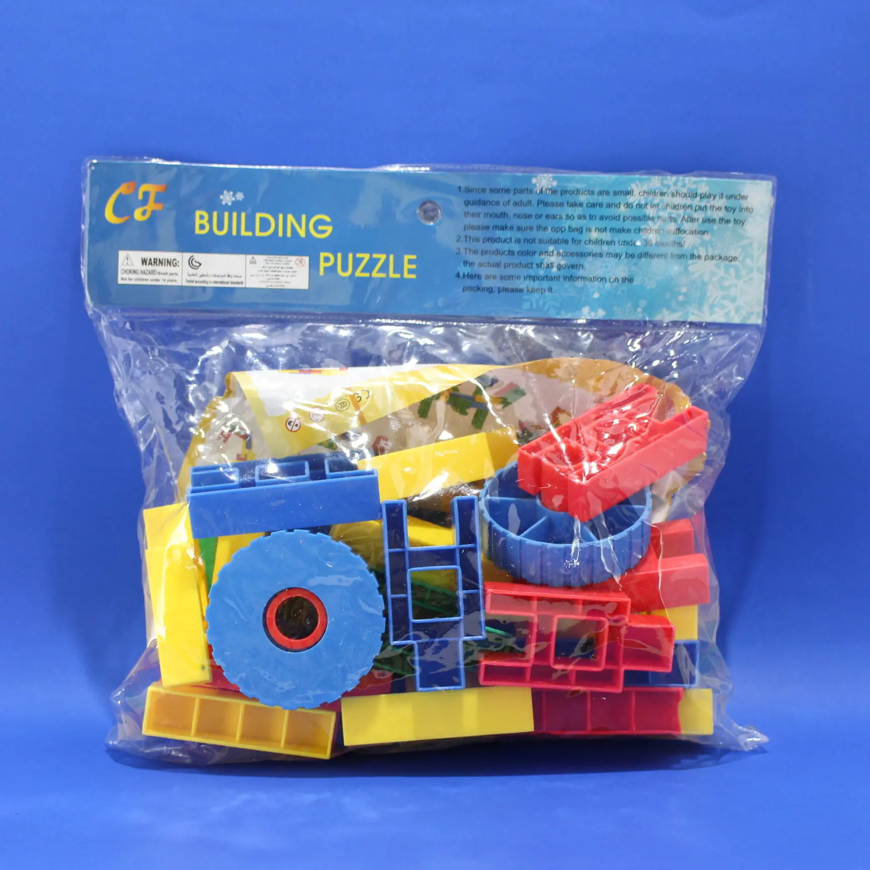 Bolsa plástica transparente con bloques de construcción geométricos coloridos en azul, rojo y amarillo para aprendizaje temprano.