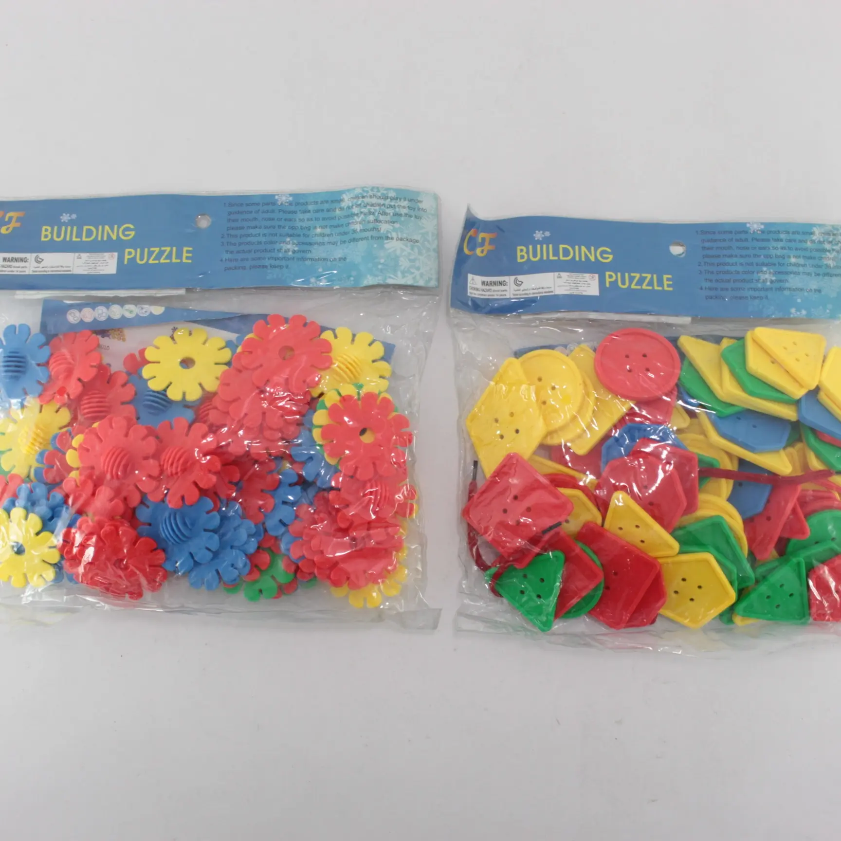 Dos bolsas plásticas transparentes con juegos de armatodo didáctico; la izquierda contiene piezas florales en colores rojo, amarillo y azul, y la derecha incluye piezas geométricas de distintas formas y colores variados.