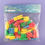 Bolsa plástica transparente con piezas de armatodo geométrico multicolor para niños en amarillo, rojo, verde y azul.
