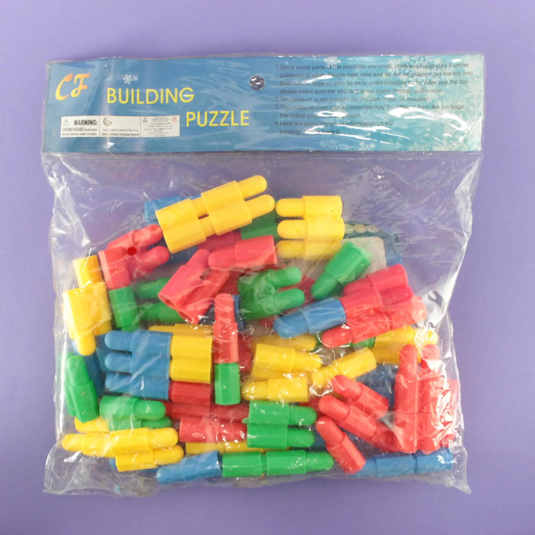 Bolsa plástica transparente con piezas de armatodo geométrico multicolor para niños en amarillo, rojo, verde y azul.