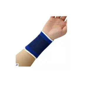 Muñequera deportiva azul de compresión elástica puesta en el brazo para entrenar y estabilizar la articulación