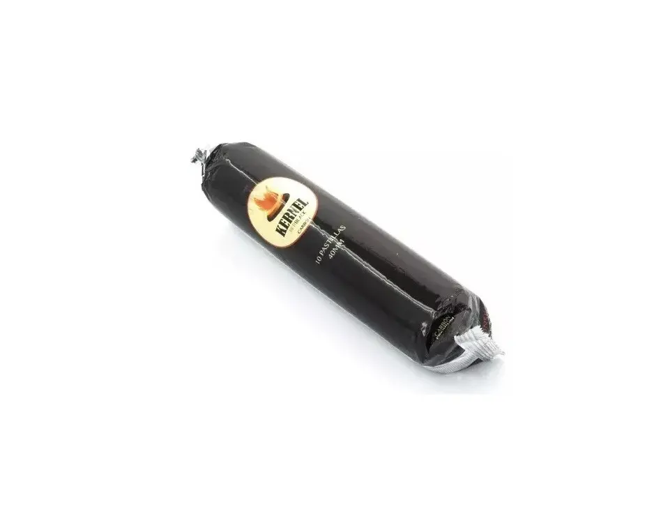 Rollo de carbón litúrgico negro envuelto en plástico transparente con etiqueta circular dorada y puntas de aluminio prensado.