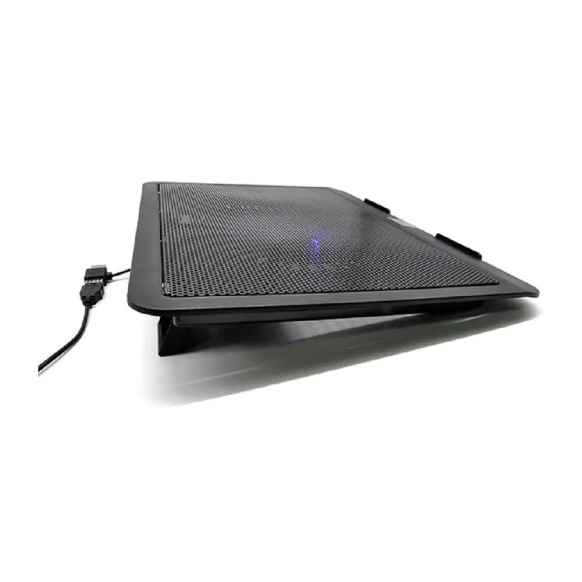Base refrigerante para portátil negra con rejilla metálica, ventilador activo y luz LED azul, vista lateral con cable USB conectado.