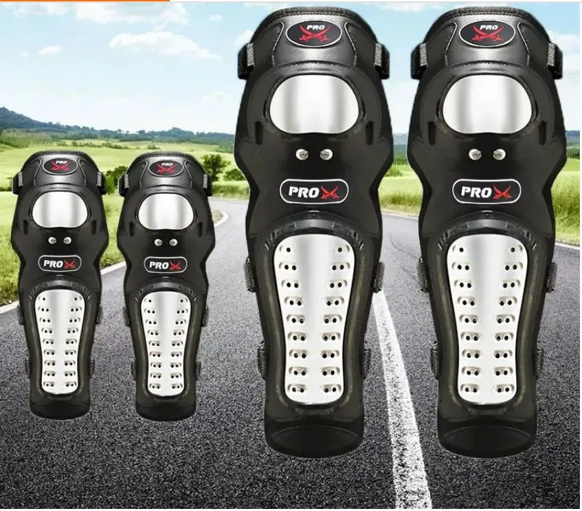 Cuatro rodilleras negras con placas metálicas plateadas de protección articulada dispuestas en dos pares de diferentes tamaños sobre una carretera.
