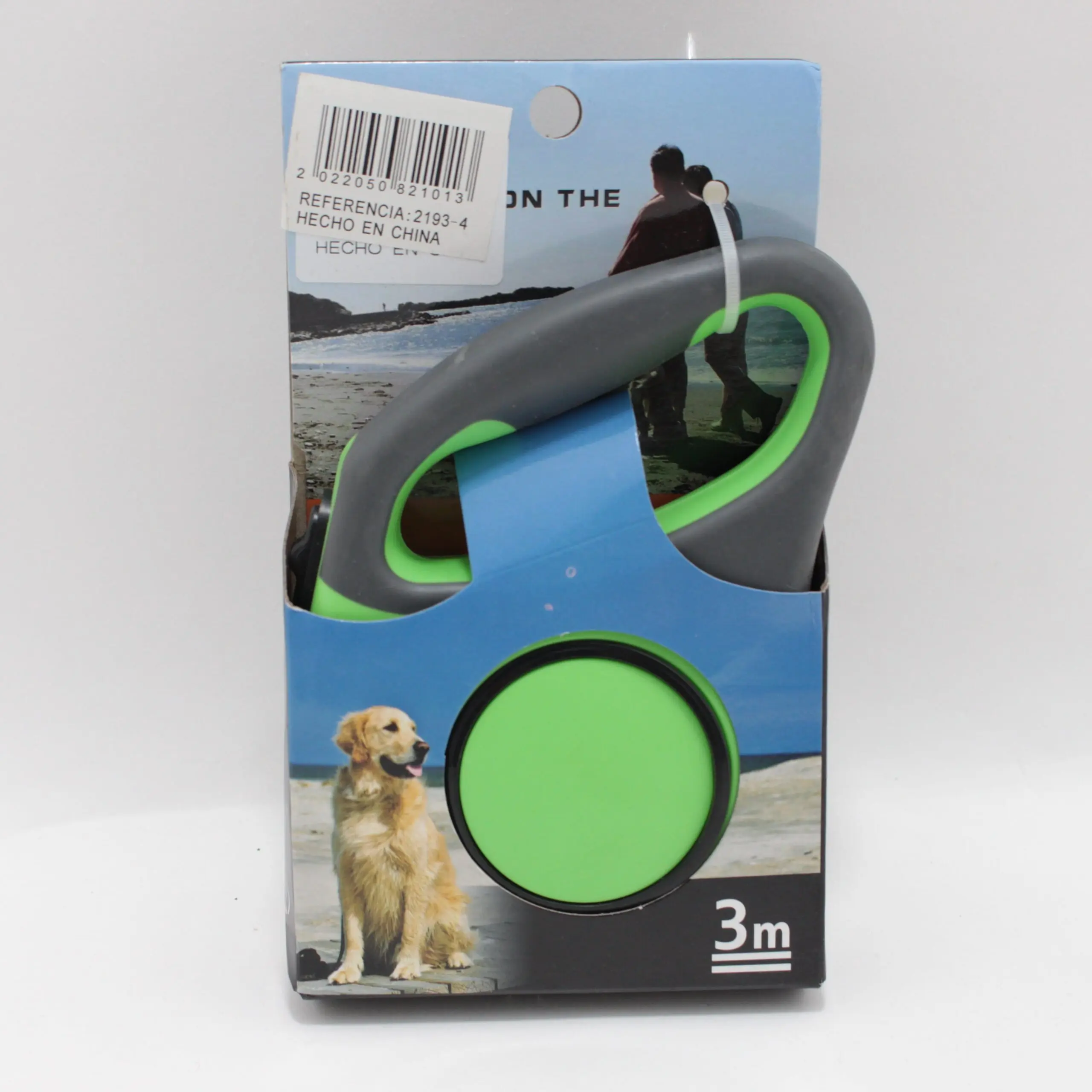 Correa retráctil para perro color gris con detalles verde limón en empaque con diseño de playa y medida de 3 metros.