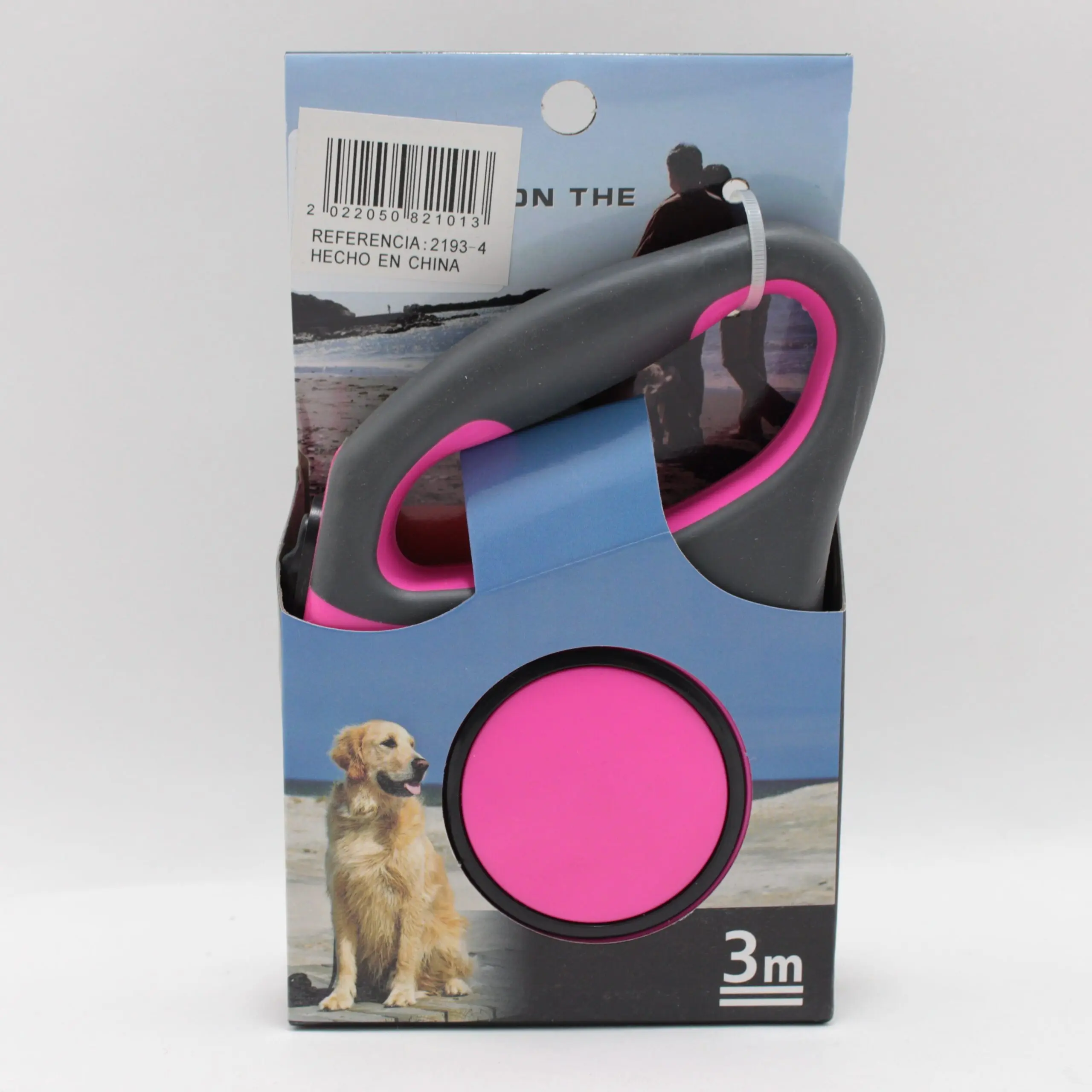 Correa retráctil para perro de 3 metros, color gris con rosa, en su empaque de cartón con la de un cachorro golden retriever.