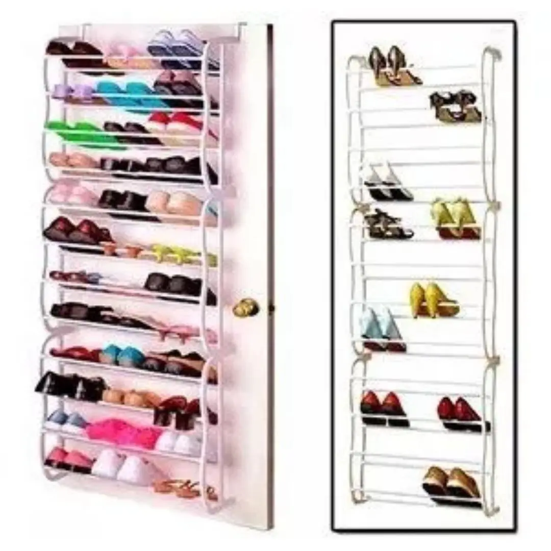 Organizador de zapatos colgante de metal blanco para puerta de closet, con múltiples niveles para calzado variado, optimizando el espacio.