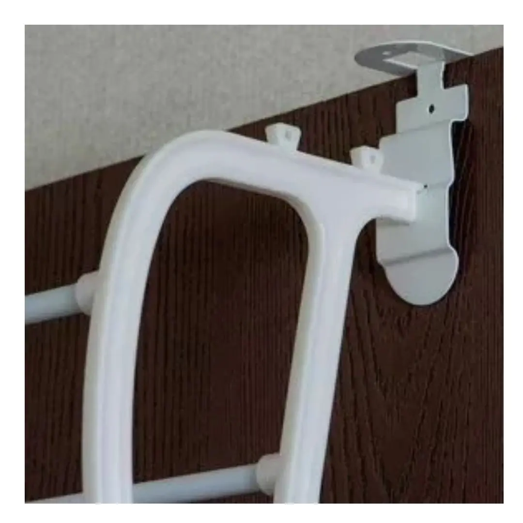 Organizador de zapatos blanco de plástico colgado en puerta de madera café mediante gancho metálico para optimizar el espacio.