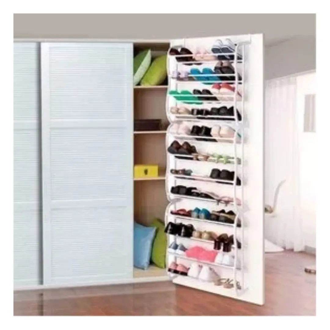 Organizador colgante de zapatos blanco de múltiples niveles, colgado en la puerta de un closet con diversos calzados para optimizar el espacio.