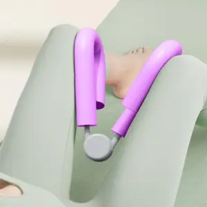 Mujer acostada sobre esterilla verde usando un ejercitador de muslos y piernas morado entre las rodillas para fortalecer los músculos pélvicos