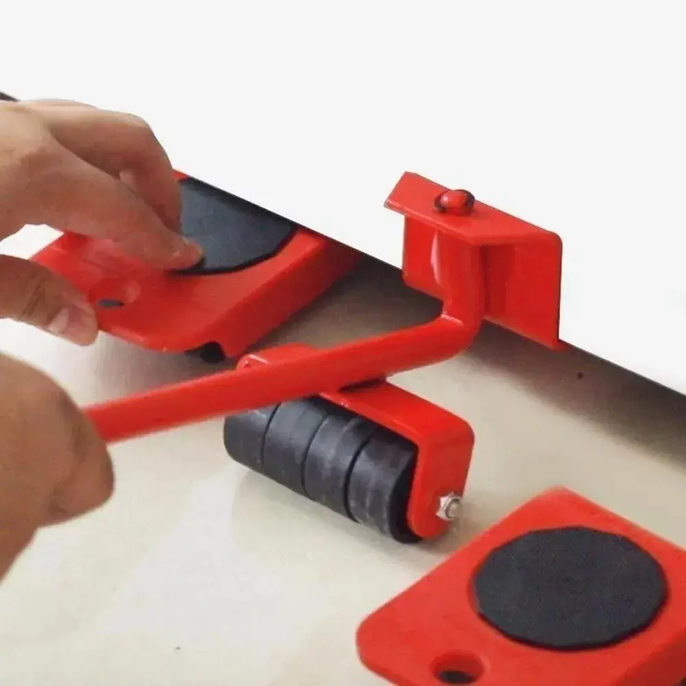 Kit de palanca roja con rodillo negro y almohadillas deslizantes para levantar y mover muebles pesados, en uso para desplazar un mueble blanco.