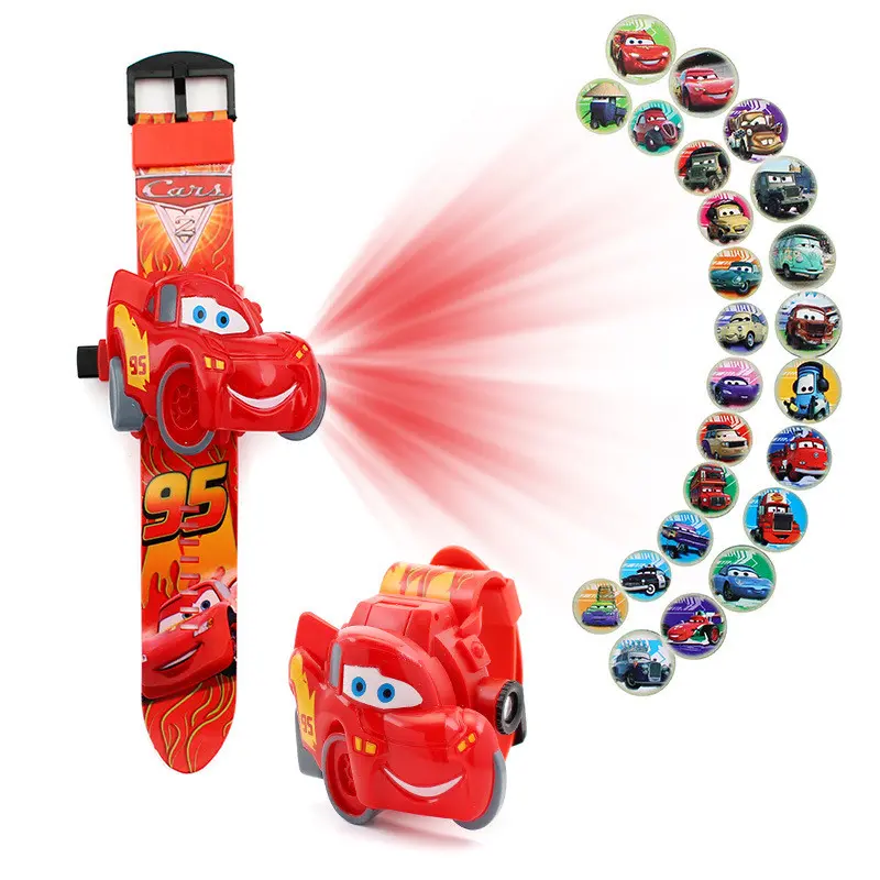 Reloj proyector infantil rojo Cars con correa decorada, figura de Rayo McQueen en 3D y proyección de 24 imágenes circulares de personajes.