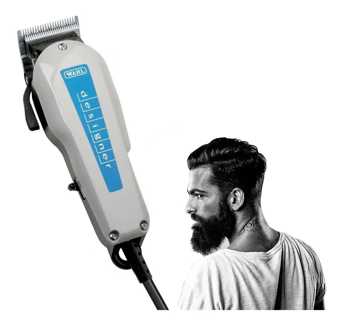 Máquina cortadora de cabello Wahl Designer gris y azul con cable y corte profesional junto a hombre con barba.