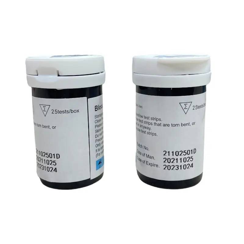 Dos frascos plásticos negros cilíndricos con tapa blanca de cierre hermético para tiras reactivas, etiquetas blancas con números de lote y vencimiento visibles.