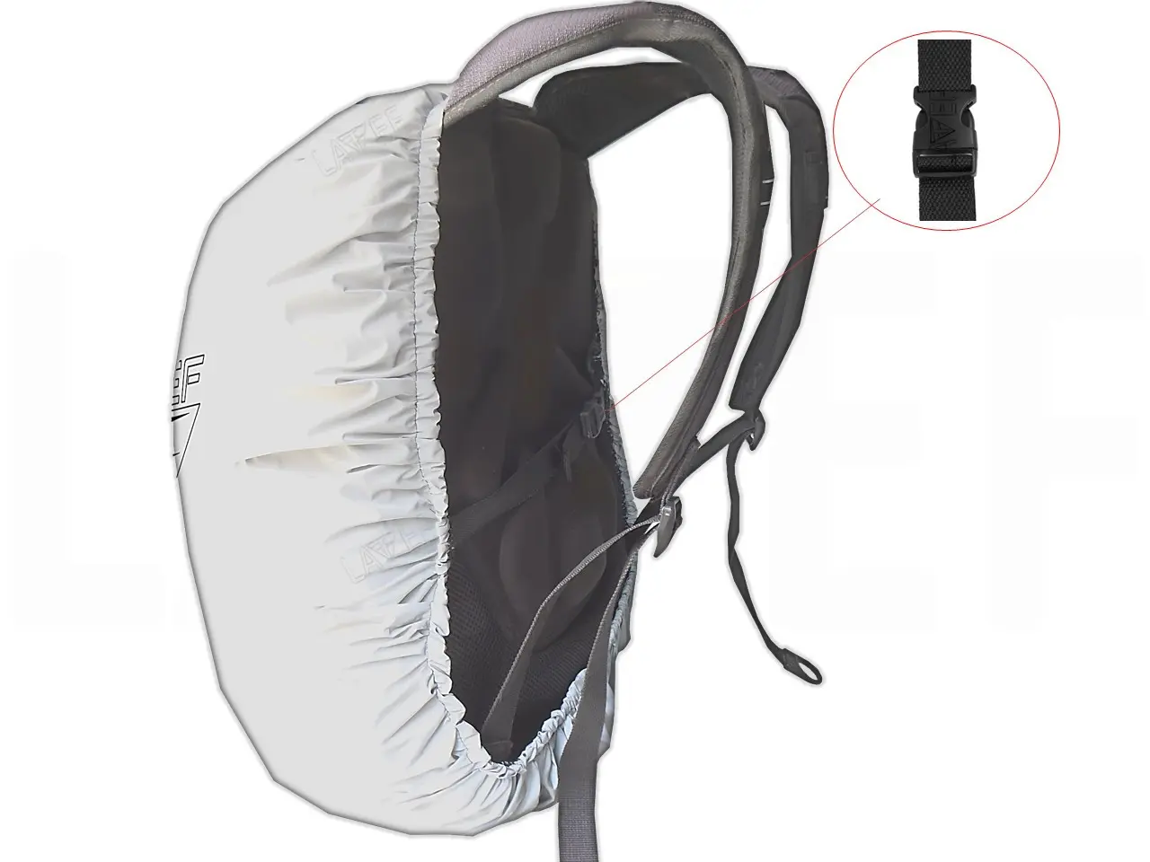 Forro impermeable blanco reflectivo para maletín con borde elástico y detalle ampliado de la hebilla de ajuste.