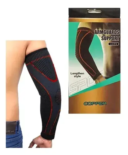 Codera ortopédica elástica negra y gris con costuras rojas en el brazo de un hombre junto a su empaque horizontal con diseño deportivo.