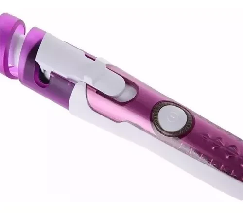 Pinza rizadora de cabello en espiral color morado y blanco con botón de encendido visible en ángulo diagonal.