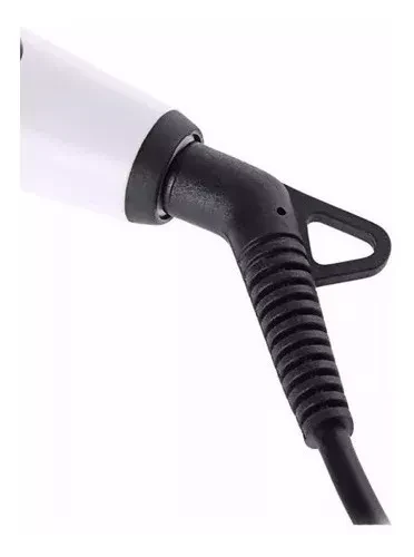 Detalle de la conexión del cable eléctrico negro con aro para colgar y protector flexible en rizador blanco.