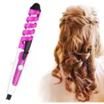 Pinza rizadora de cabello en espiral color rosa y blanco, diseño ergonómico con botón de encendido, al lado muestra melena rubia con rizos definidos.