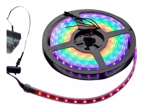 Rollo de cinta LED RGB de 5 metros conectado a una placa Arduino y condensador negro, iluminado en rojo y colores del arcoíris.