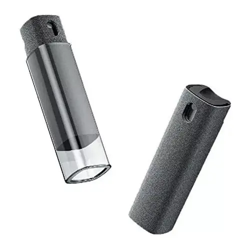 Limpiador de pantalla 2 en 1 gris oscuro con atomizador integrado y funda de microfibra, mostrado con y sin tapa protectora.