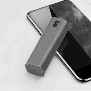 Limpiador de pantalla gris 2 en 1 con spray y paño de microfibra sobre un teléfono celular.