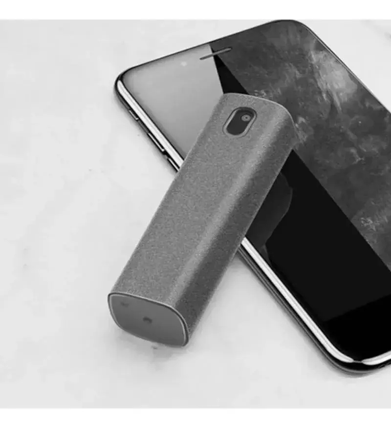 Limpiador de pantalla gris 2 en 1 con spray y paño de microfibra sobre un teléfono celular.
