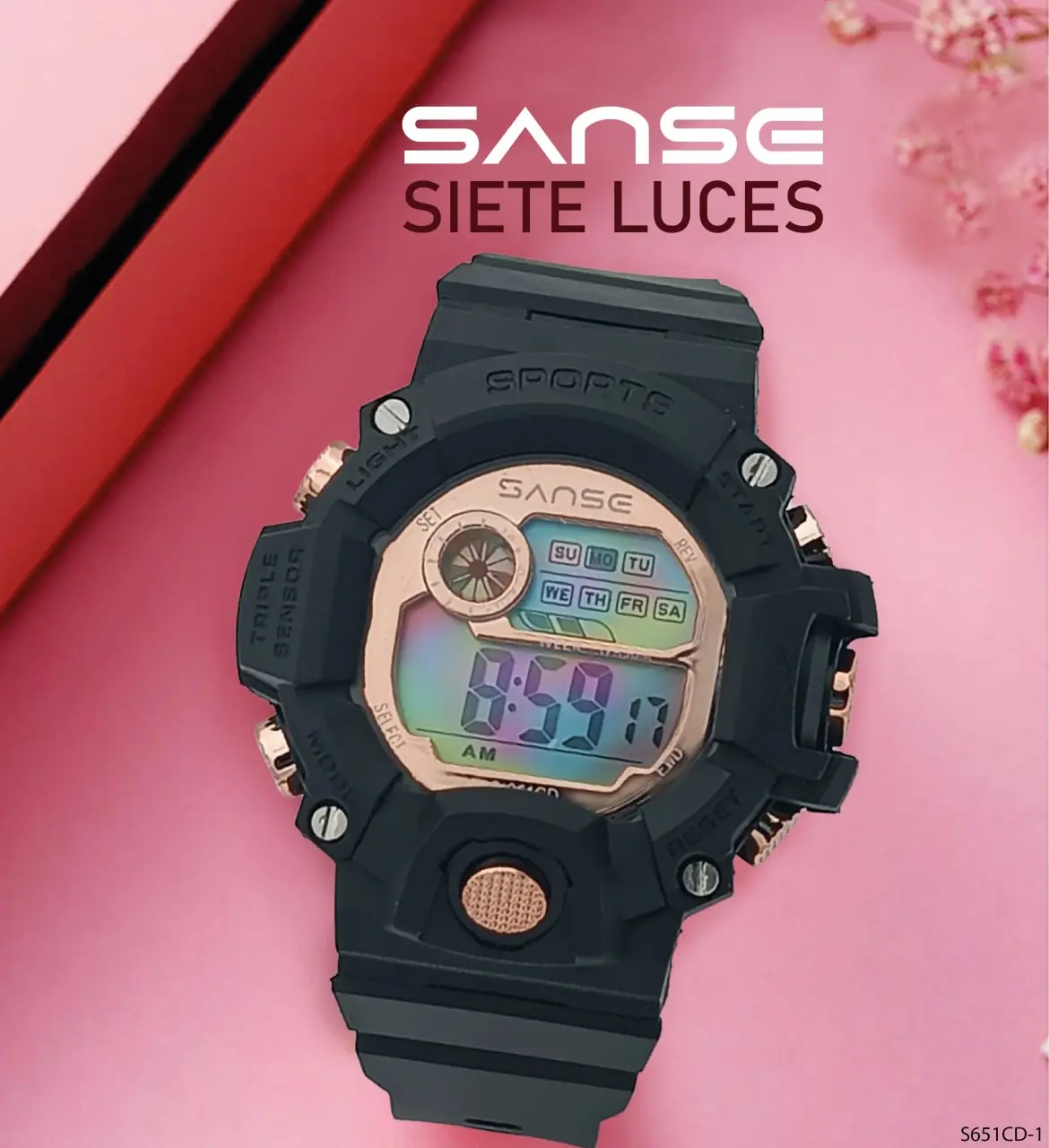 Reloj deportivo digital Sanse en color negro con detalles en tono oro rosa, pantalla digital y diseño resistente sobre fondo rosado.