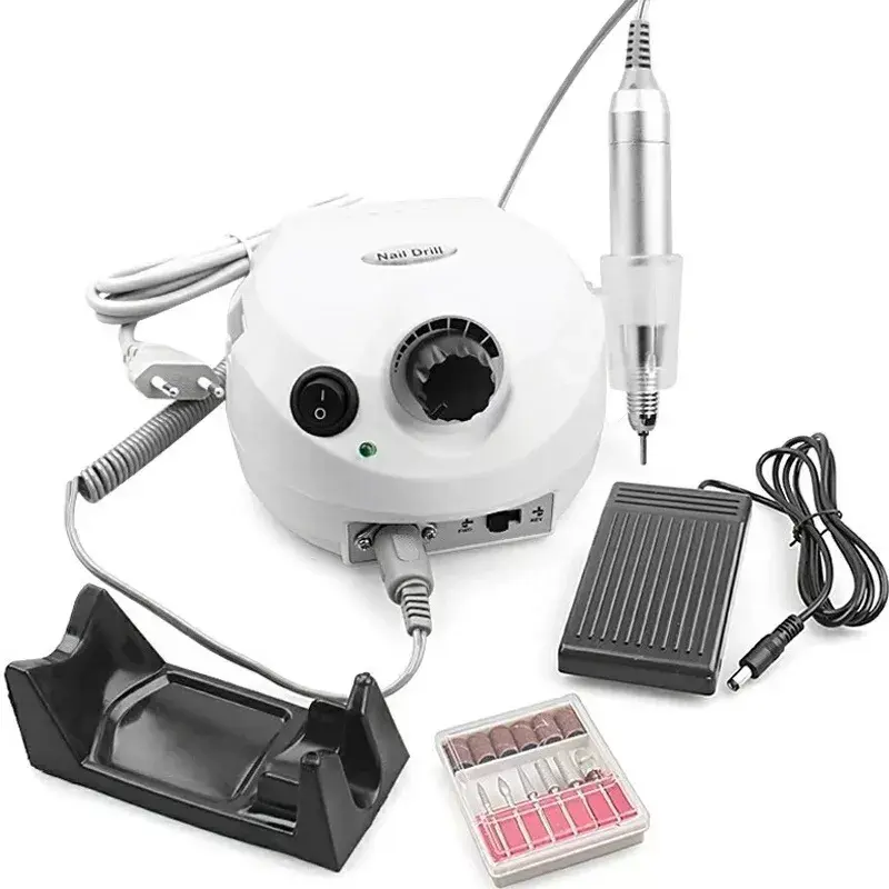 Torno pulidor de uñas eléctrico blanco con pedal negro, pieza de mano metálica, soporte, cable de alimentación y caja con brocas y bandas de lija.