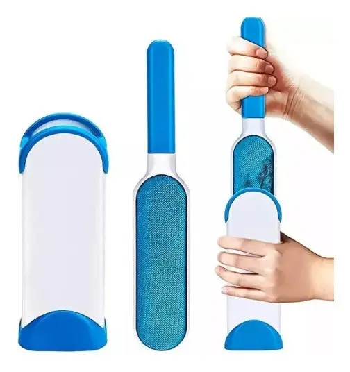 Cepillo quita pelos de mascotas azul y blanco con base de autolimpieza. Se muestra el producto y manos insertándolo en la base para limpiarlo.