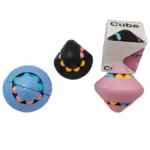 Rompecabezas antiestrés giratorios de precisión en azul, negro y rosado con cuentas de colores y su caja de empaque blanca.