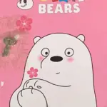 Diario rosa de We Bare Bears con diseño de oso blanco y flores. Incluye candado metálico y llave para mayor seguridad.