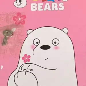 Diario rosa de We Bare Bears con diseño de oso blanco y flores. Incluye candado metálico y llave para mayor seguridad.