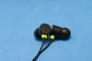 Auriculares Realme S-20 intraauditivos con micrófono - obtienes llamadas nítidas y graves profundos al escuchar música