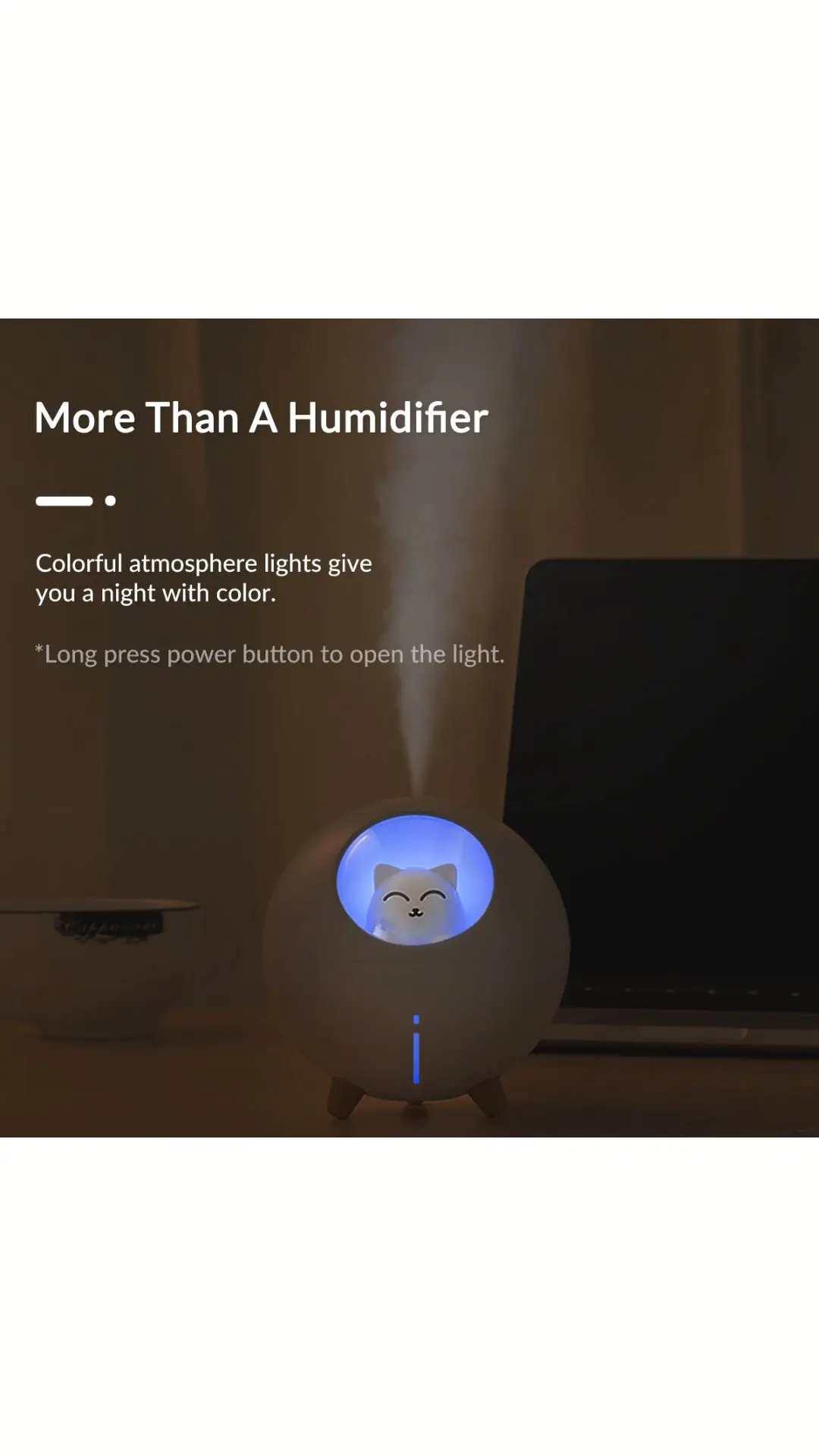 Humidificador ultrasónico portátil blanco con diseño de gato y luz LED azul, emitiendo vapor sobre escritorio junto a una laptop.