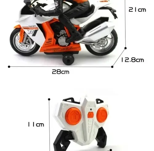 Moto a control remoto blanca y naranja con piloto, de 28x21x12.8 cm, junto a su control remoto blanco de 11 cm de alto.