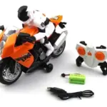 Moto a control remoto naranja con piloto blanco, control remoto, batería recargable verde y cable USB, sobre fondo blanco.
