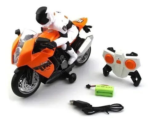 Moto a control remoto naranja con piloto blanco, control remoto, batería recargable verde y cable USB, sobre fondo blanco.