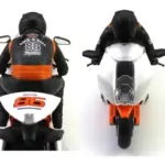 Moto a control remoto con piloto en blanco, negro y naranja. Muestra vista trasera con número 86 y vista frontal del juguete.
