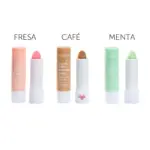 Tres variantes de exfoliante labial Ruby Rose: fresa rosa, café y menta verde, mostrando el envase y la barra de producto abierta.